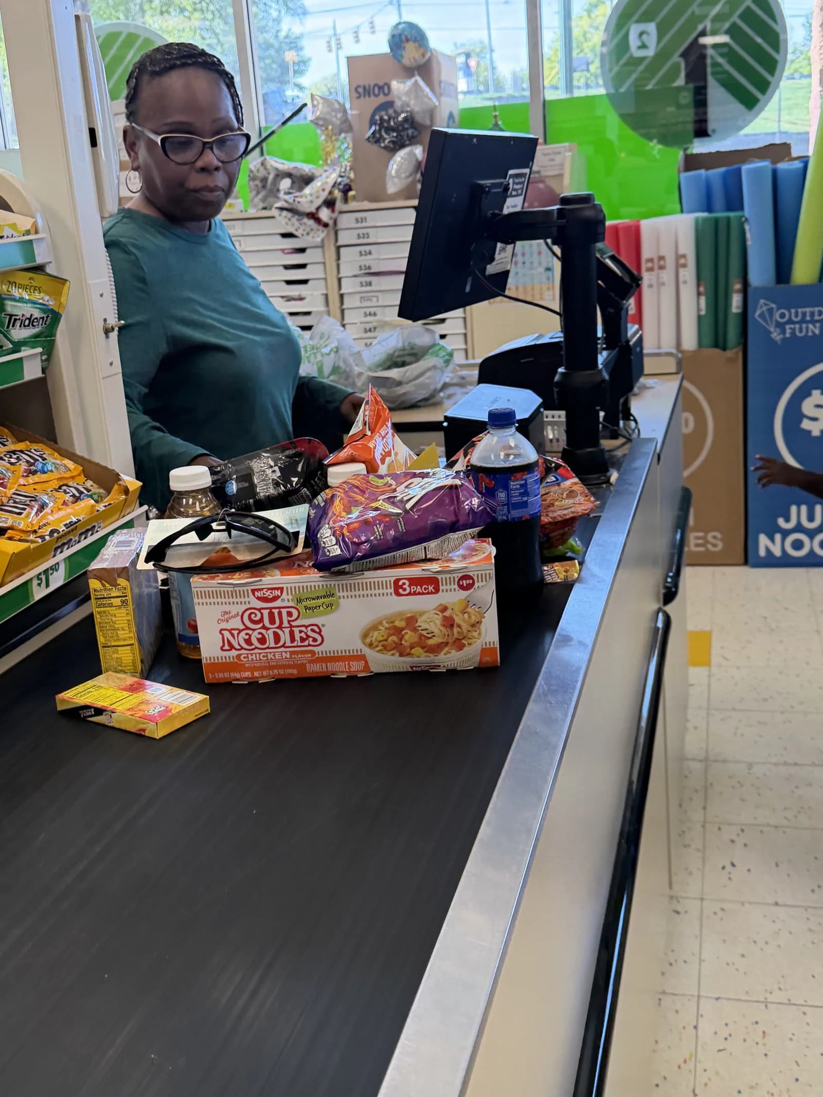 XIISEEDS buying a cart full of groceries for a woman in need